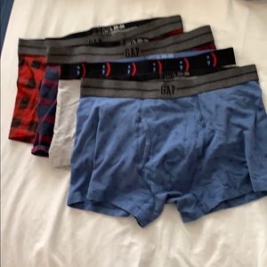 Bundle of 4 Gap low rise trunks